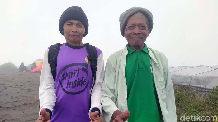Pasutri Ngabdu (61) dan Sutiyah (50) mendaki Gunung Andong, Kabupaten Magelang, Jateng, setiap hari. Mereka menjadi buruh angkut untuk warung-warung di puncak gunung.