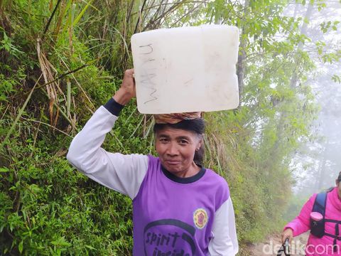 Pasutri, Ngabdu (61) dan Sutiyah (50), buruh angkut di Gunung Andong, Kabupaten Magelang, Minggu (12/12/2021).
