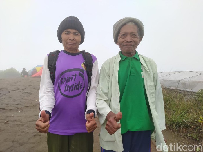 Pasutri, Ngabdu (61) dan Sutiyah (50), buruh angkut di Gunung Andong, Kabupaten Magelang, Minggu (12/12/2021).