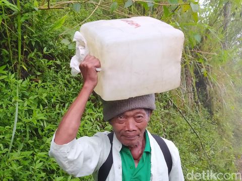 Pasutri, Ngabdu (61) dan Sutiyah (50), buruh angkut di Gunung Andong, Kabupaten Magelang, Minggu (12/12/2021).