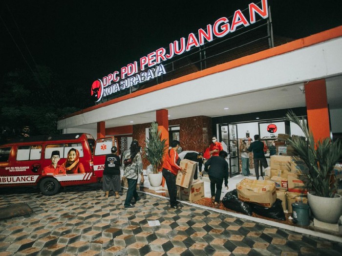 PDIP Surabaya kembali mengirimkan bantuan untuk warga terdampak erupsi Gunung Semeru di Lumajang, Sabtu (11/12). Itu merupakan bantuan kloter ketiga, setelah sebelumnya dikirimkan tahap pertama dan kedua pada Senin dan Rabu lalu.