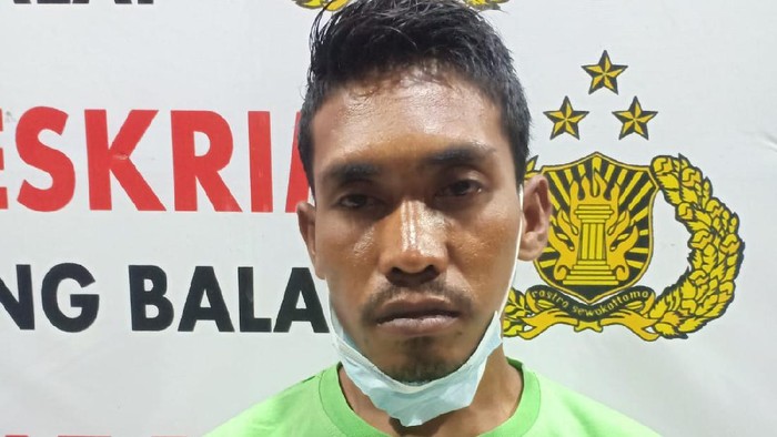 Teguh Laksmana (30), pelaku penganiayaan ayah tiri di Tanjungbalai, Sumut.