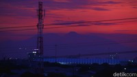 Selain itu warna ungu yang dipadukan warna merah juga terlihat di langit Jakarta sore ini. 