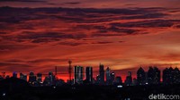 Tampak suasana matahari tenggelam yang menimbulkan langit warna keemasan. 