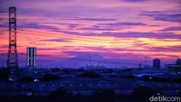 Selain itu terlihat Gunung Gede Pangrango dengan dipadukan langit sunset yang indah. 