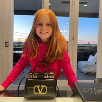 Mengetahui bisnisnya sukses, Pixie berencana untuk mentraktir ibunya dengan mengajaknya belanja dan jalan-jalan mewah. Aku akan membelikannya beberapa baju baru karena dia tidak punya baju yang bagus sama sekali dan aku ingin dia menata rambut karena dia sangat butuh extension. Hari ini temanku berkata dia akan ke Paris saat Natal dan aku pikir itu bagus, jadi aku bilang pada ibuku kita harus pergi ke tempat favorit kita, Fiji, kata miliarder cilik.Foto: Instagram @pixiecurtis