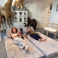 Aku sangat bangga dengan dia dan adiknya. Ide Pixie untuk menambahkan fidget dan mainan sensorik ke dalam bisnis pitanya yang mana banyak orang berkata tidak akan jadi populer malah menjadi sukses besar, kata ibunya, Roxy, yang baru membelikan mobil untuk mengantar anaknya pergi sekolah.Foto: Instagram @pixiecurtis