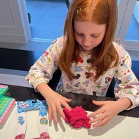 Sang ibu tentu berperan besar dalam bisnis Pixie. Namun dikatakan jika anak perempuan itu lah yang memberikan ide. Sang adik juga sering diminta pendapat bagaimana produk yang sepertinya akan diminati anak-anak seumuran mereka. Foto: Instagram @pixiecurtis