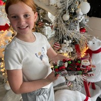 Sebagai hadiah dari kerja anak-anaknya, Roxy memang telah membelikan mobil Mercedes-Benz GL yang kini dipakai untuk mengantar mereka ke sekolah. Selanjutnya Roxy pun berencana untuk bisa membeli Rolls Royce. Foto: Instagram @pixiecurtis