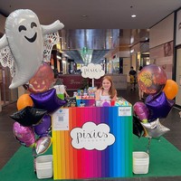 Tak disangka bisnis mainannya laku keras bahkan habis dalam waktu dua hari setelah dirilis. Bersama dua brand lain, diestimasi usahanya akan menghasilkan hingga ratusan miliar dalam 10 tahun mendatang. Foto: Instagram @pixiecurtis