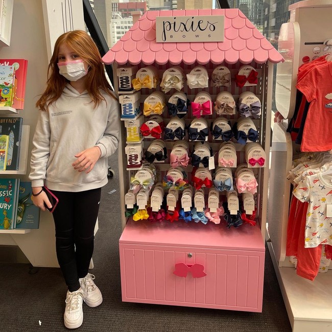 Pixie pertama kali berwirausaha dengan meluncurkan brand aksesori pita Pixie Bow. Pada Mei 2021, Pixie kemudian terpikir ide bisnis baru lalu merilis Pixies Fidgets yang tengah jadi tren di kalangan anak sekolah. Foto: Instagram @pixiecurtis