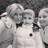 Roxy sendiri bekerja sebagai seorang PR untuk sebuah agensi selebriti. Ia juga seorang pebisnis yang memiliki usaha perhiasan sehingga mengerti cara untuk membangun brand. Roxy pun membantu anaknya menghasilkan hingga $200.000 (Rp 2 miliaran) per bulan. Jika terus untung seperti ini, wanita itu percaya diri anaknya bisa pensiun dini atau tidak perlu bekerja sama sekali. Foto: Instagram @pixiecurtis