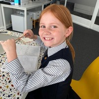 Kebanyakan orang belum memulai bahkan berpikir soal karier di usia 10 tahun namun Pixie Curtis telah membangun kerajaan bisnisnya. Bersama ibunya, anak asal Australia itu telah meluncurkan beberapa brand yang dalam sebulan bisa menghasilkan Rp 2 miliaran. Foto: Instagram @pixiecurtis