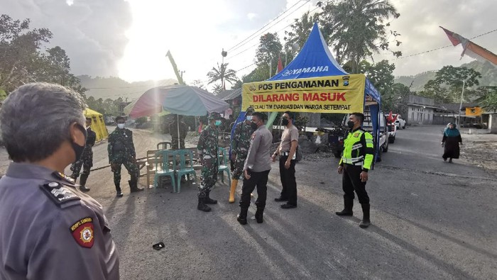 Atas kemacetan di jalan, Polres Lumajang melakukan penyetopan dan penjagaan di 4 titik. Yakni di Tugu Salak, pertigaan menuju Dusun Renteng, Dusun Curah Kobokan dan jalan menuju Pos PVMBG Gunung Semeru di Gunung Sawur.