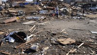 Tornado dahsyat ini melanda lima negara bagian Amerika Seikat (AS) dan menyebabkan lebih dari 70 orang tewas di Kentucky.