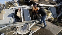 Tornado yang menerjang Mayfield telah bergemuruh di tanah sejauh lebih dari 200 mil di Kentucky dan sejauh 227 mil secara keseluruhan, kata Beshear.