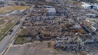 Kota kecil berpenduduk 10.000 orang hancur diterjang tornado pada Jumat (10/12) malam waktu setempat.