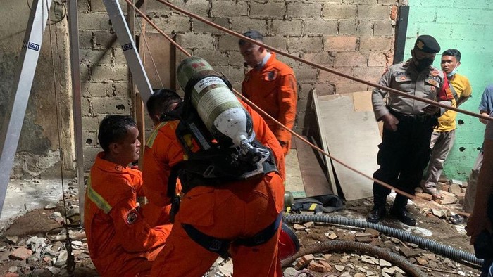 Proses evakuasi pekerja bangunan yang tewas akibat jatuh ke septic tank di Kampung Rawa Badung, Cakung, Jakarta Timur.