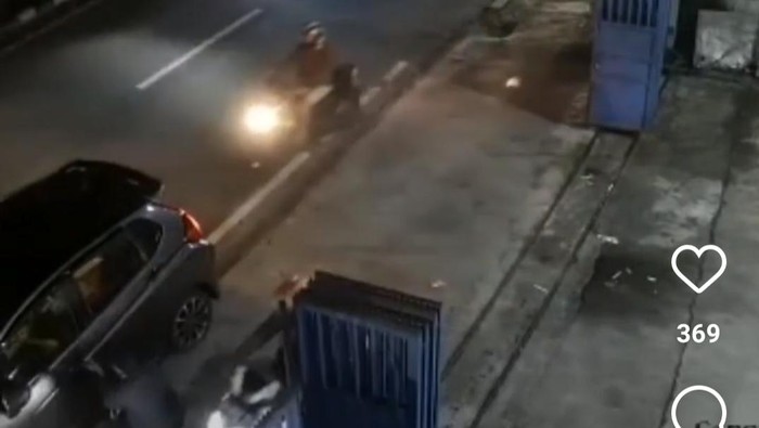 Rekaman CCTV yang viral soal detik-detik pengendara mobil dirampok di Jaktim tapi laporannya ditolak polisi.