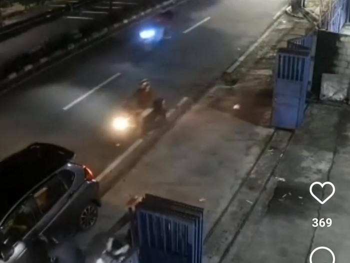 Rekaman CCTV yang viral soal detik-detik pengendara mobil dirampok di Jaktim tapi laporannya ditolak polisi.