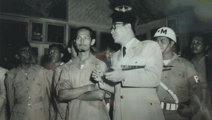 Rustamadji bersama Bung Karno saat pameran.