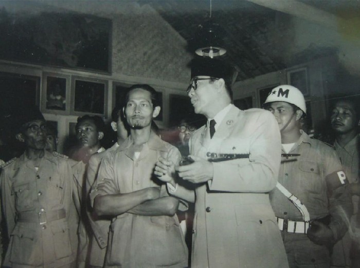 Rustamadji bersama Bung Karno saat pameran.