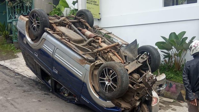 Sebuah mobil terbalik di Lembang, 10 penumpang luka-luka