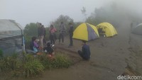 Perjalanan sampai puncak ditempuh 1,5 jam atau kurang lebih pukul 06.30 WIB sampai atas. Sampai atas ini, maksudnya ingin melihat sunrise, namun berkabut. Foto: Eko Susanto/detikcom