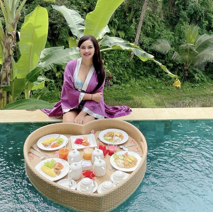 Si Cantik Sisca Mellyana yang Paling Suka Makan Mie hingga Floating Breakfast