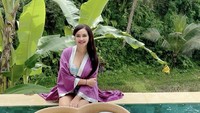 Sisca yang akrab disapa “Mami” hingga “Tante” oleh para penggemar setianya ini memiliki beragam pose cantik saat sedang menikmati sajian sarapan pagi di kolam renang, atau disebut juga sebagai floating breakfast. Foto: Instagram @siscamellyana22_official
