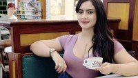 Jika tidak sedang sarapan, Sisca juga gemar ngeteh sampai ngopi. Tak ada satupun fotonya yang tidak menarik. Foto: Instagram @siscamellyana22_official