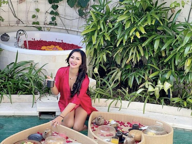 Si Cantik Sisca Mellyana yang Hobi Makan Mie dan Floating Breakfast