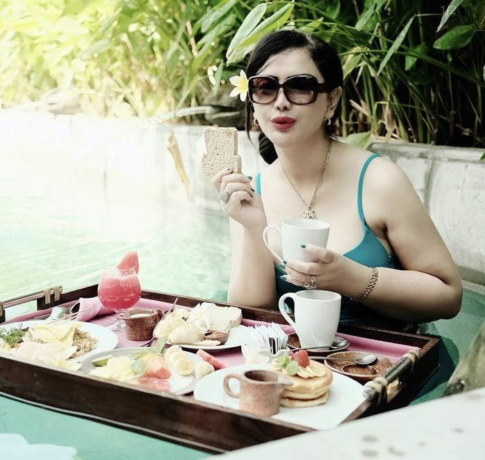 Si Cantik Sisca Mellyana yang Paling Suka Makan Mie hingga Floating Breakfast