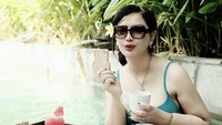 Terakhir ini senyuman manis Tante Sisca saat sedang sarapan roti dan secangkir kopi. Tetap dengan konsep floating breakfast favoritnya. Foto: Instagram @siscamellyana22_official