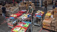 Para picker mengambil barang di rak sesuai pesanan untuk dikemas hingga diberi label sebelum dikirim ke pembeli. 