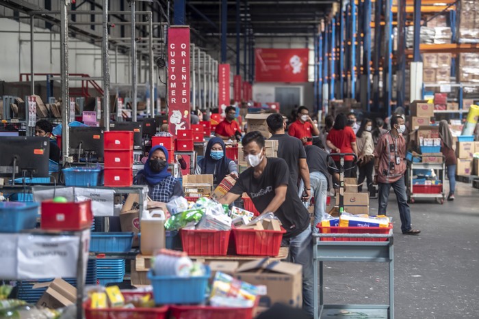 Pickers (pengambil barang) JD.ID mendata produk pesanan konsumen di Warehouse JD.ID Marunda, Bekasi, Jawa Barat, Jumat (10/12/2021). Menjelang Hari Belanja Online Nasional (Harbolnas) 12.12 salah satu perusahaan e-commerce JD.ID menargetkan akan tejadi lonjakan pembelian sekitar 167.000 order per hari. ANTARA FOTO/Muhammad Adimaja/rwa.