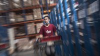 Ketelitian dan kecepatan menjadi kunci untuk memastikan barang sampai ke konsumen dengan memuaskan. 