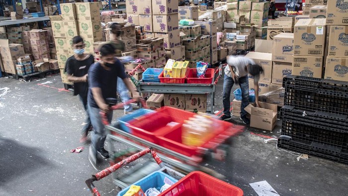 Pickers (pengambil barang) JD.ID mendata produk pesanan konsumen di Warehouse JD.ID Marunda, Bekasi, Jawa Barat, Jumat (10/12/2021). Menjelang Hari Belanja Online Nasional (Harbolnas) 12.12 salah satu perusahaan e-commerce JD.ID menargetkan akan tejadi lonjakan pembelian sekitar 167.000 order per hari. ANTARA FOTO/Muhammad Adimaja/rwa.