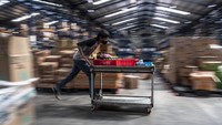 Pickers (pengambil barang) JD.ID membawa produk pesanan konsumen di Warehouse JD.ID Marunda, Bekasi, Jawa Barat. 