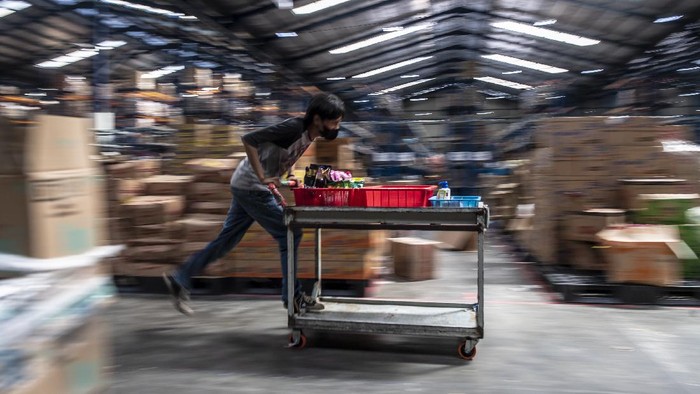 Sibuknya Gudang e-Commerce Saat Harbolnas 12.12 Pickers (pengambil barang) JD.ID mendata produk pesanan konsumen di Warehouse JD.ID Marunda, Bekasi, Jawa Barat, Jumat (10/12/2021). Menjelang Hari Belanja Online Nasional (Harbolnas) 12.12 salah satu perusahaan e-commerce JD.ID menargetkan akan tejadi lonjakan pembelian sekitar 167.000 order per hari. ANTARA FOTO/Muhammad Adimaja/rwa.