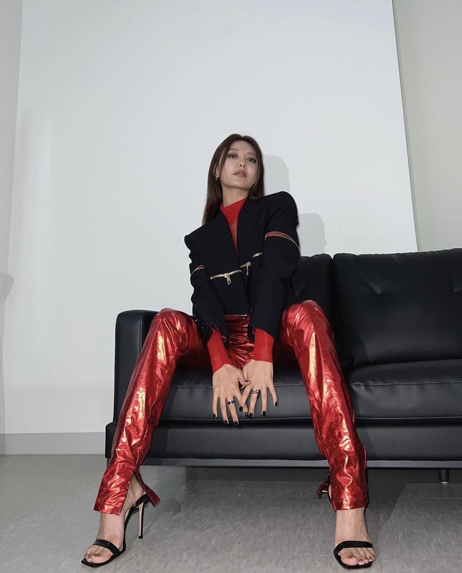 “Back in RED,” tulis Sooyoung Girls’ Generation sebagai keterangan fotonya. Kekasih Jung Kyung Ho itu memakai atasan transparan merah yang dibalut blazer hitam. Foto: dok Instagram sooyoungchoi