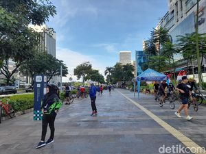 Jakarta PPKM Level 2, Warga Ramai Berolahraga di Sudirman Jakpus