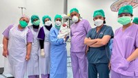 Tim dokter yang sudah membantu proses persalinan Nathalie Holscher. Foto: Instagram Sule