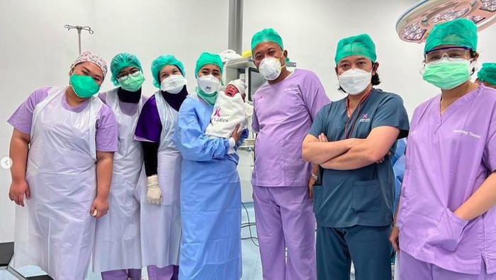 sule dan nathalie Wajah anak Nathalie Holscher dan Sule.