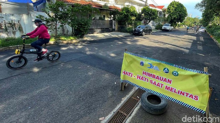 Sumur resapan Perumahan Taman Bona Indah, Lebak Bulus, Jakarta Selatan, kini telah diaspal dan dilubangi untuk saluran air. Begini kondisinya.