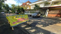 Pada Rabu (8/12) siang lalu, sumur resapan ini membuat mobil politikus PSI Isyana Bagoes Oka terjeblos, meski Isyana sedang tidak ada di mobil itu. Sopir Isyana-lah yang ada di dalam mobil tersebut. 