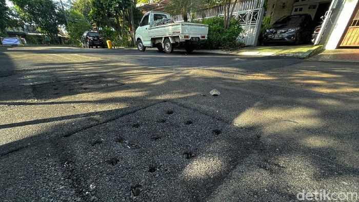 Sumur resapan Perumahan Taman Bona Indah, Lebak Bulus, Jakarta Selatan, kini telah diaspal dan dilubangi untuk saluran air. Begini kondisinya.