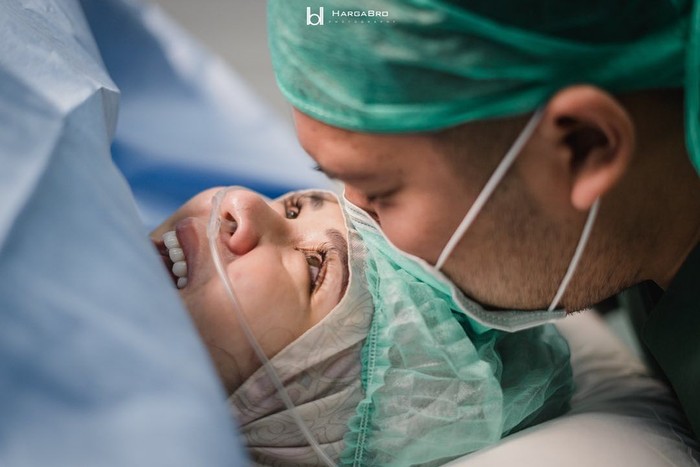 Tangis Haru Kesha Ratuliu Lahirkan Anak Pertama