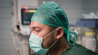 Suaminya, Adhi Permana menemani sejak proses jelang melahirkan dan terlihat tegang menemani istrinya.  Foto: Hargabro Photography/ Istimewa