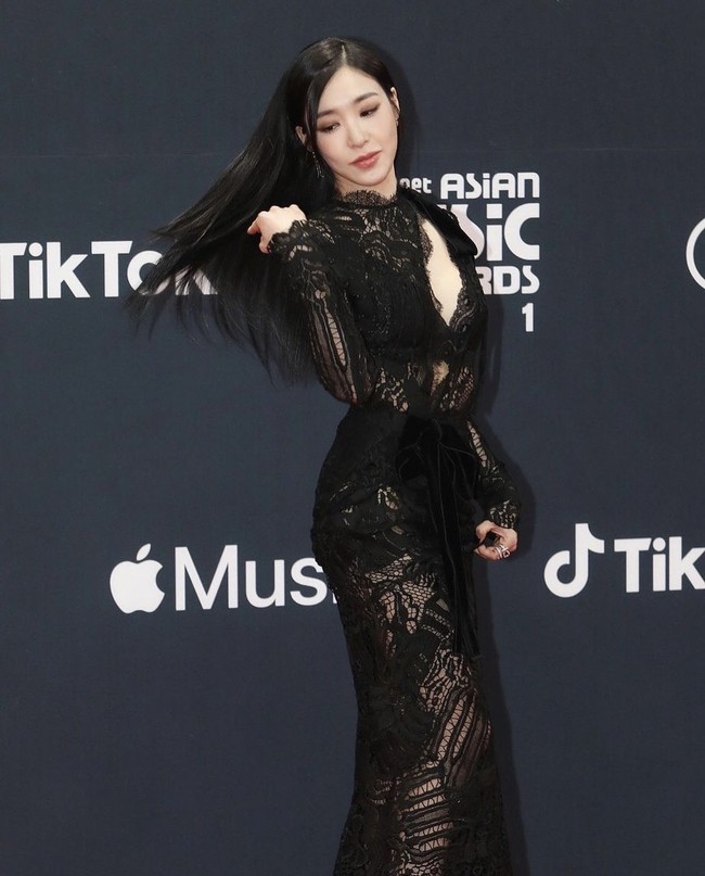 Tiffany Young baru-baru ini menjadi mentor di acara survival Mnet ‘Girls Planet 999’. Personel Girls’ Generation itu terlihat seksi mengenakan gaun hitam panjang yang transparan. Foto: dok Instagram tiffanyyoungofficial